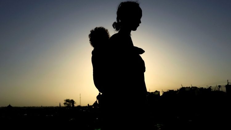 Une femme et son enfant à la frontière entre le Soudan et l'Éthiopie, dans l'État de Kassala, en novembre 2022