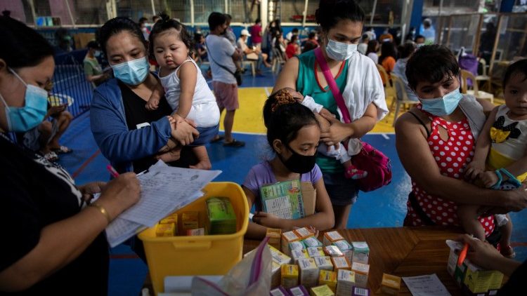 Des femmes et leurs enfants dans un centre médical à Manille (Philippines) le 26 janvier 2021