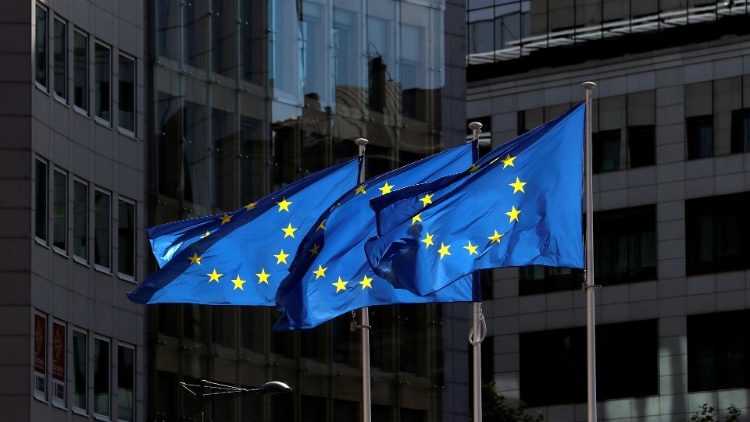 Bandiere dell'Unione europea davanti alla sede della Commisione europea a Bruxelles (REUTERS)