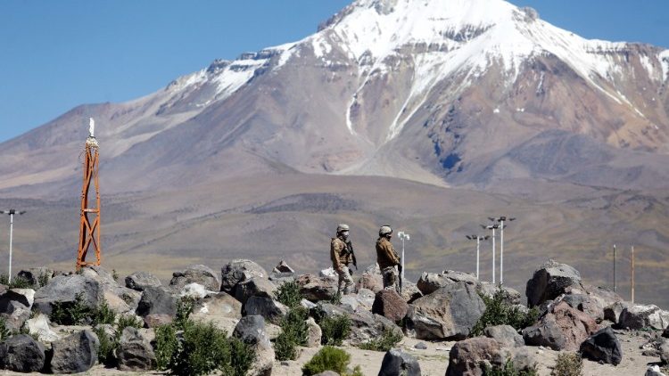 Soldados chilenos hacen guardia en la frontera