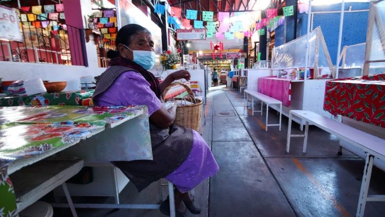 Una mujer con máscara protectora en el área de alimentos vacío de un mercado en Tlacolula de Matamoros, estado de Oaxaca, México.