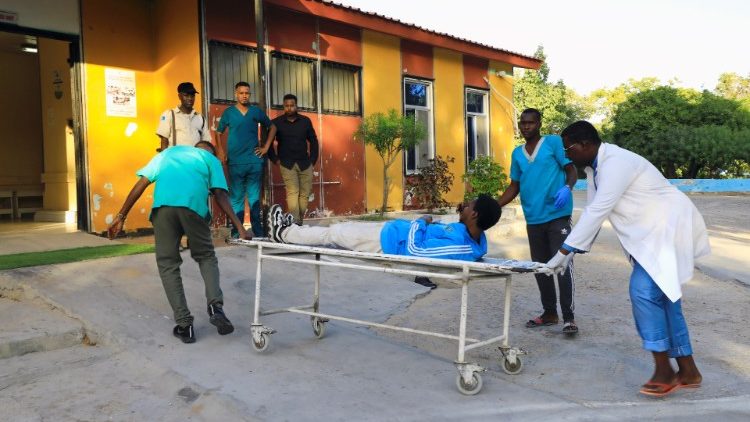Ärzte in Mogadischu versorgen einen Zivilisten, der bei einer Autobomben-Explosion verletzt wurde