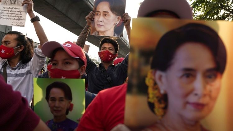 Demonstranten mit dem Bild der umDe-facto-Regierungschefin Aung San Suu Kyi 