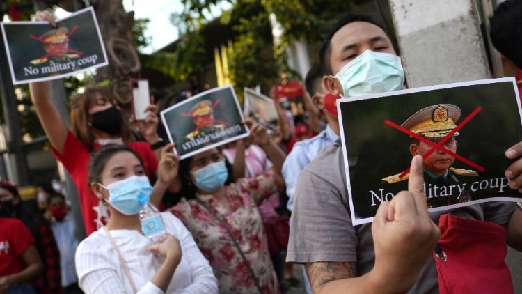 बैंकॉक में म्यांमार की सैन्य शक्ति को जब्त करने के बाद दूतावास के सामने विरोध प्रदर्शन