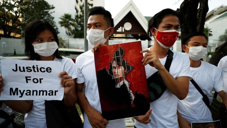 Manifestantes birmaneses em frente ao escrtirório das Nações Unidas, em Bangkok