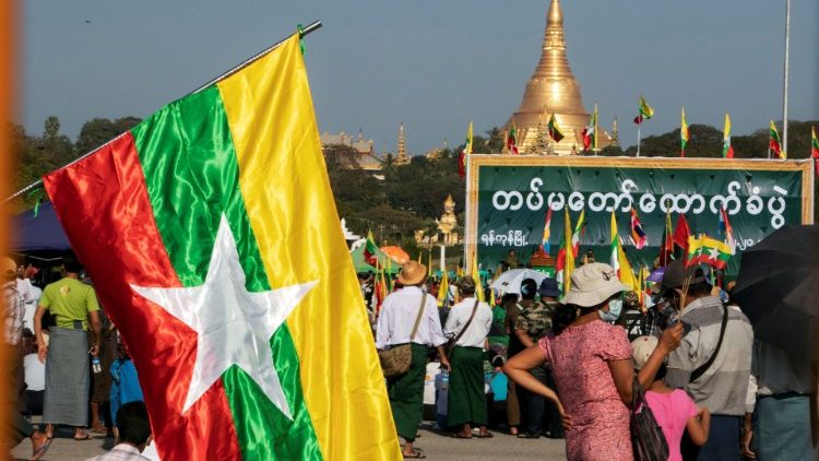 Birmańska armia przejęła władzę w kraju.