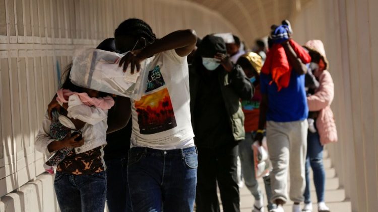 Migranten aus Haiti überqueren die internationale Grenzbrücke Zaragoza-Ysleta in Ciudad Juarez, nachdem sie aus den Vereinigten Staaten abgeschoben wurden (4.2.2021)