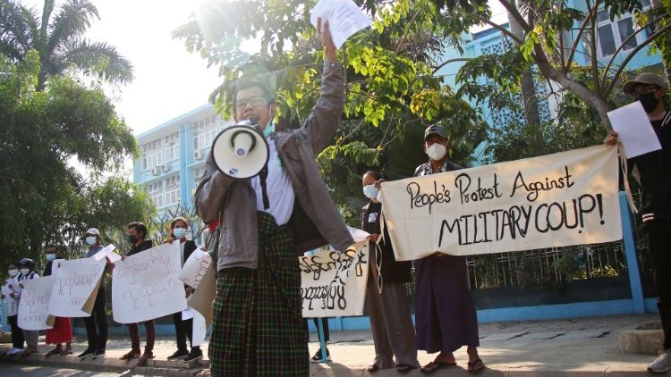 Personas protestan en la calle contra los militares tras el golpe de estado del lunes, frente a la Universidad Médica de Mandalay en Mandalay.