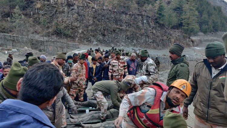 Miembros de la policía fronteriza indo-tibetana atienden a las personas rescatadas después de que un glaciar del Himalaya se rompió y arrasó una pequeña presa hidroeléctrica, en Chormi