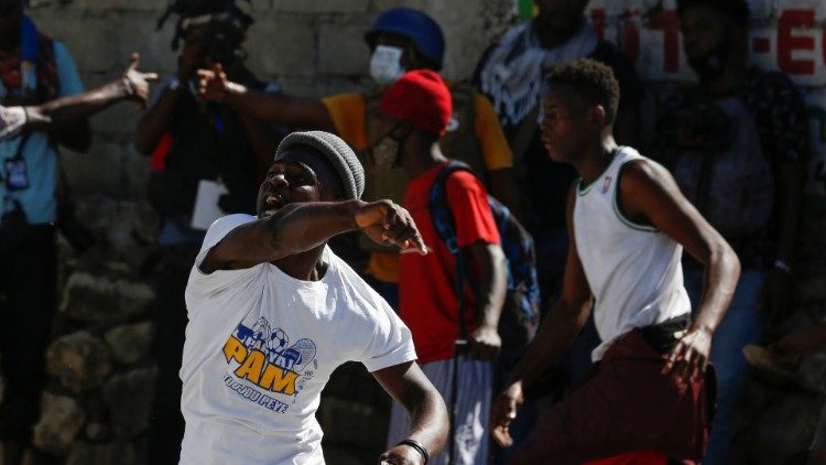 Manifestantes se enfrentan a la policía durante las protestas contra el presidente de Haití, Jovenel Moise, el 7 de febrero
