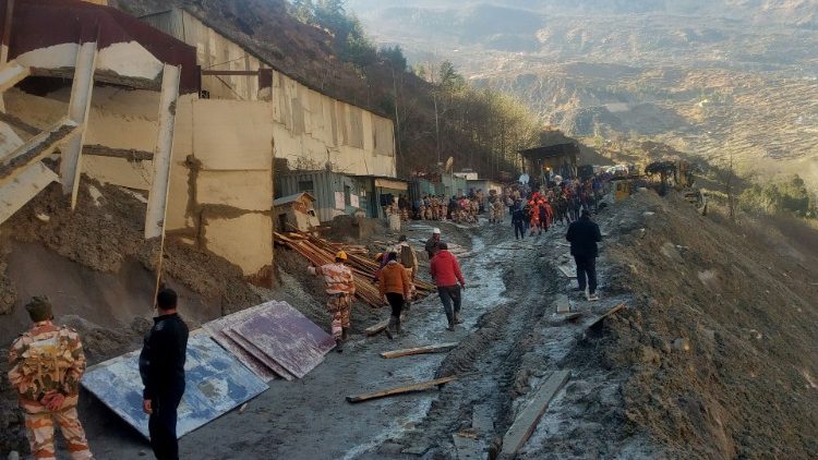 Operazioni di salvataggio all'indomani del disastro (Reuters)
