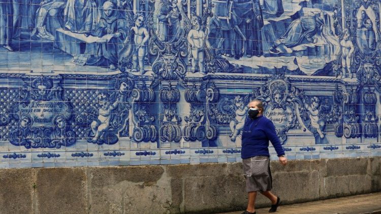 Pedestre durante lockdown na cidade do Porto 