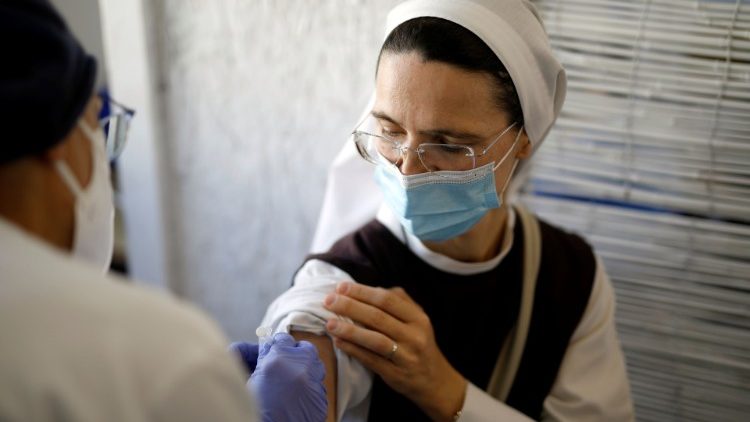 Una suora si vaccina contro il coronavirus (foto d'archivio)