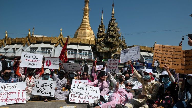 Manifestantes protestam contra o golpe militar no país e exigem a libertação da líder e Nobel da Paz Aung San Suu Kyi (Reuters)