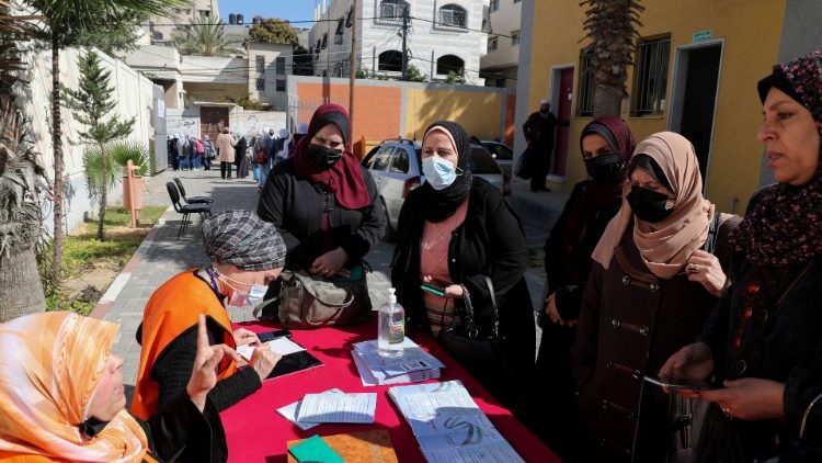 Des femmes palestiniennes s'enregistrent sur les listes électorales dans une école de Gaza, le 10 février dernier.