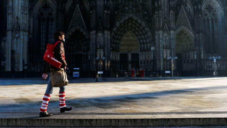 Lange Schatten: Vor dem Kölner Dom