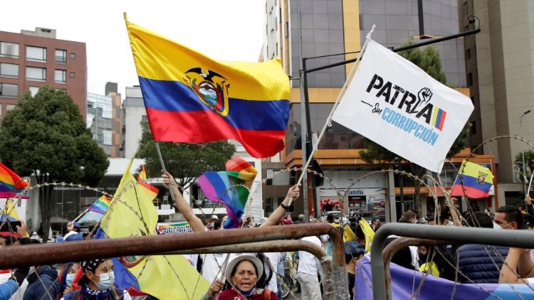 Unterstützer der ecuadorianischen Präsidentschaftskandidaten Perez und Lasso versammeln sich vor dem Nationalen Wahlrat (CNE) in Quito