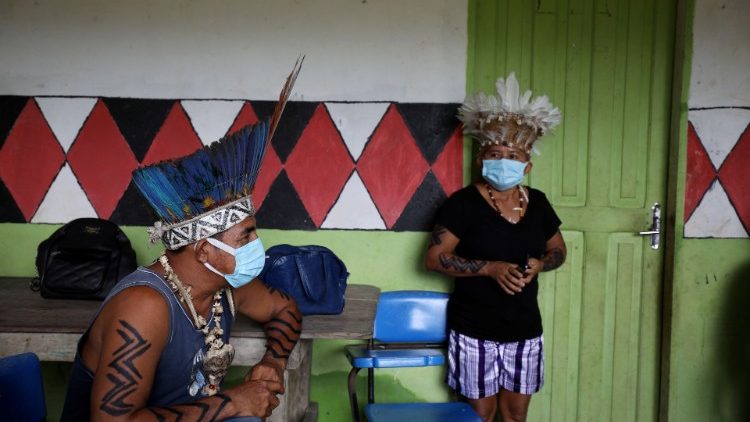 Indígenas aguardam vacina contra coronavírus na Aldeia Correnteza, Terra Indígena Rio Urubu, da etnia Mura, nas margens do rio Urubu em Itacoatiara, Amazonas, Brasil, 13 de fevereiro de 2021. REUTERS / Bruno Kelly