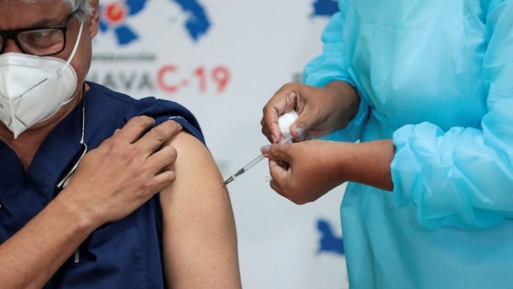 कोविड-19 का वैक्सिन का इंजेक्शन देती एक नर्स