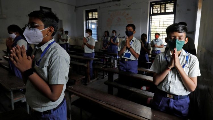 écoliers indiens priant en classe
