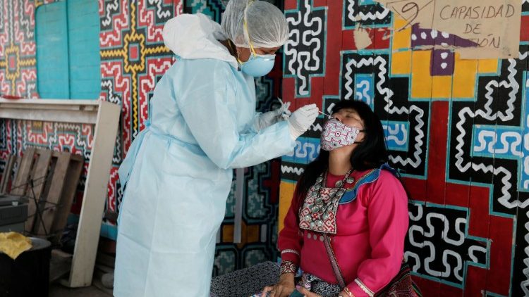 Test per il Covid-19 a Lima, Perù, dove è iniziata la campagna vaccinazioni