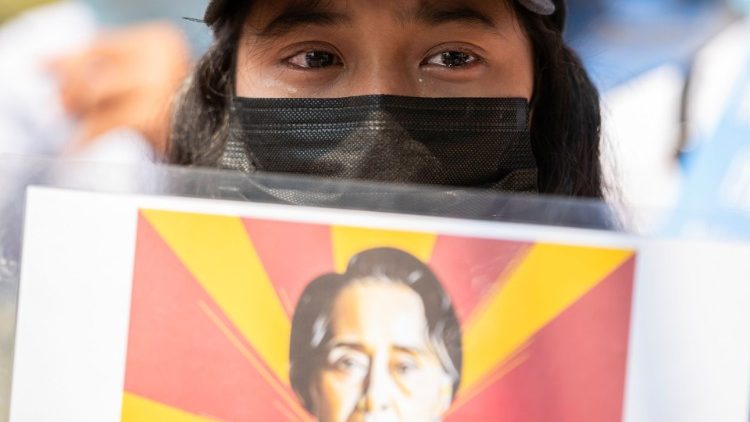 Demonstrantin gegen den Militärputsch in Myanmar