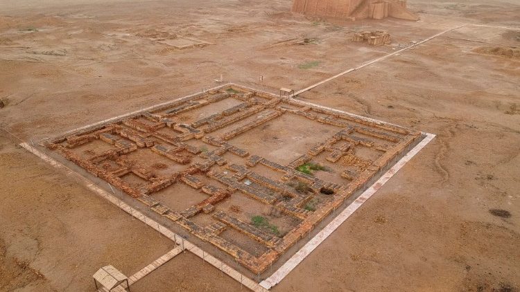 Site archéologique d'Ur - ziggurat en arrière-plan