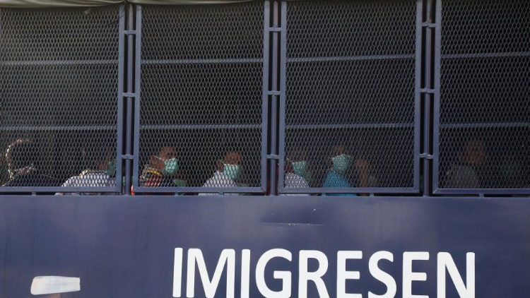 Burmesische Migranten, die nach Myanmar rückgeführt werden sollen, sind in einem Bus der malaysischen Immigrationsbehörde zu sehen