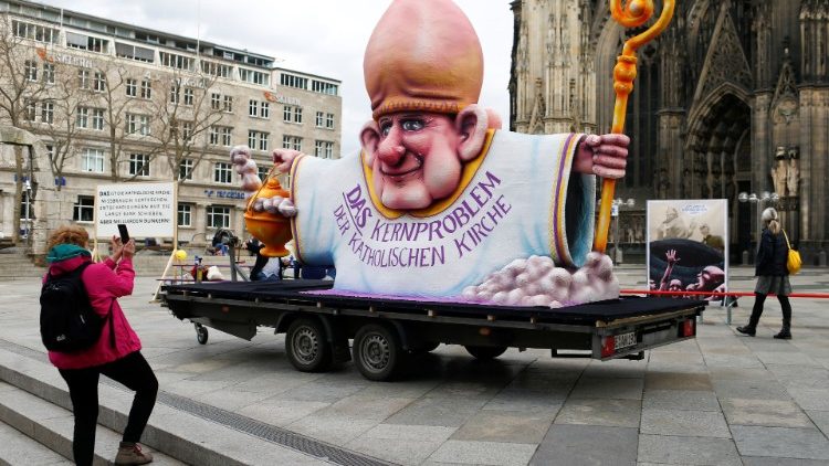 Karnevalswagen zum Thema Missbrauchsskandal Ende Februar vor dem Kölner Dom