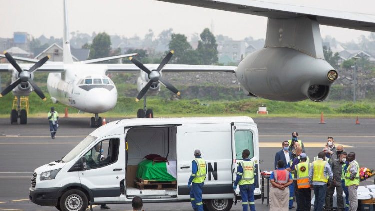 Авионот со телата на жртвите од нападот пред полетувањето на аеродромот во Гома