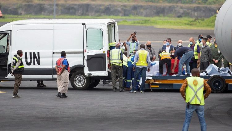 Goma International Airport, Kongo: die Leichen der beiden italienischen Opfer werden zum Flugzeug gebracht und zurück in die Heimat geflogen