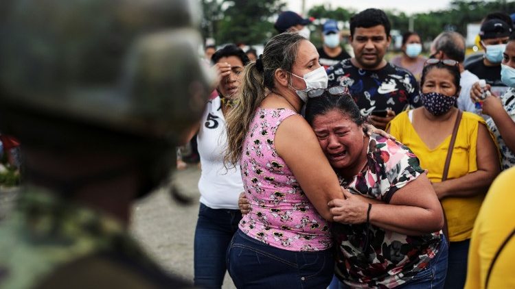 Une femme pleure la mort d'un de ses proches dans la prison de Guayaquil mardi.