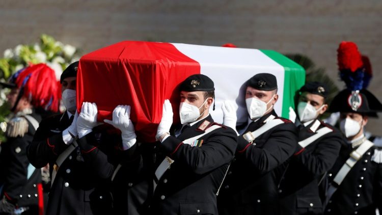 Il feretro di Luca Attanasio portato a spalla durante i funerali di Stato a Roma