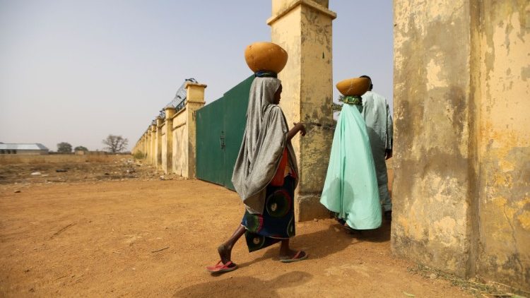 Två kvinnor i porten till Jangebe school i Zamfara