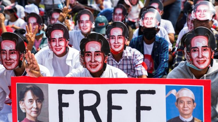 Demonstranten in Yangon tragen Masken mit dem Konterfei der verhafteten Aung San Suu Kyi, 28.2.2021