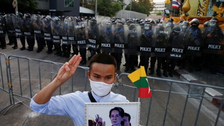 Ein Demonstrant in Bangkok, wo die Menschen aus Solidarität mit Myanmar und für mehr Demokratie auf die Straße gingen