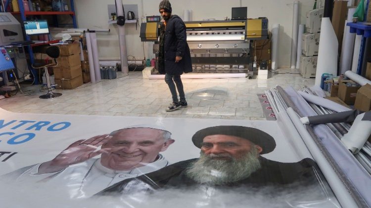 Плакат в Наджаф с папа Франциск и аятолах Али ал Систани в подготовка за папската визита.