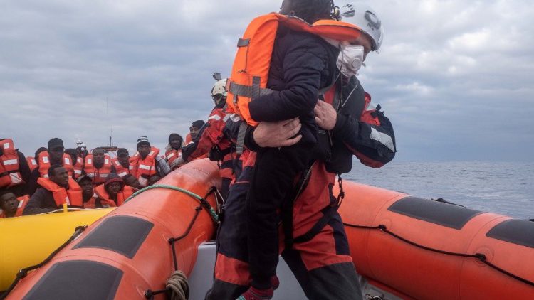 Die Crew der „Sea-Watch 3" beim Rettungseinsatz im Mittelmeer