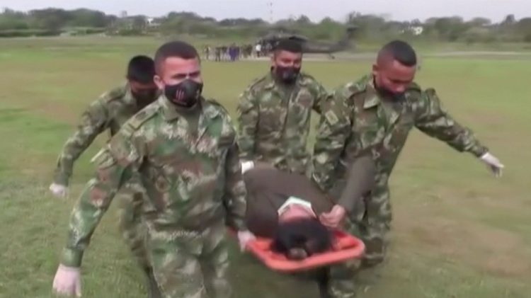 Soldaten tragen in Guaviare ein Opfer auf einer Bahre