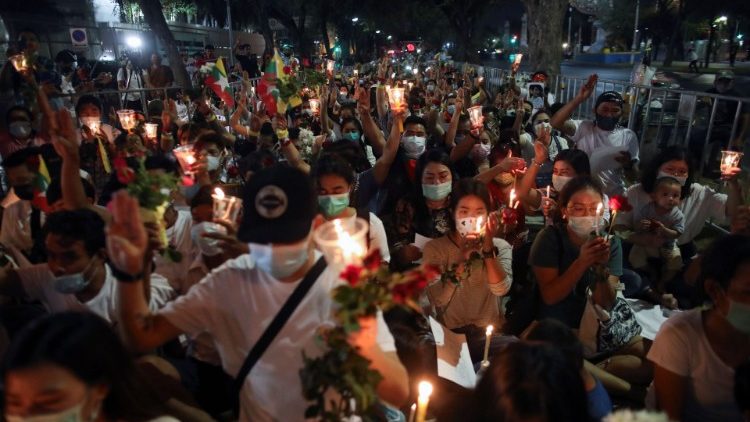 Em frente ao prédio da ONU em Bangcoc, Tailândia, momento de oração por aqueles que morreram em Mianmar durante protestos contra o golpe militar 