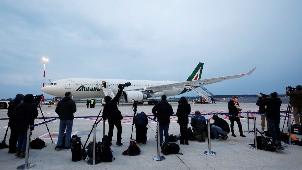 Membros da mídia aguardam a chegada do Papa Francisco no Aeroporto Fiumicino, antes de embarcar no voo que o levará ao Iraque