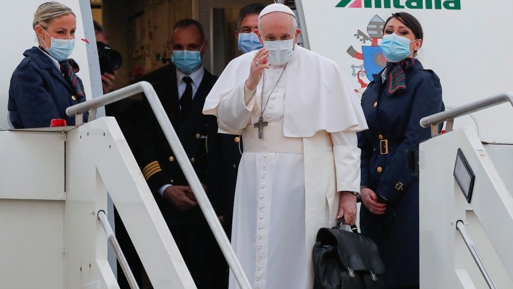 Junto à porta do A330 da Alitália, o Papa Francisco se despede dos presentes no Aeroporto Fiumicino