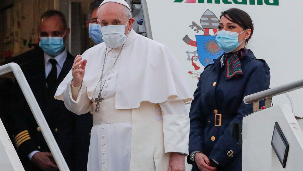 Papa Francisco saúde os presentes no Aeroporto Fiumicino