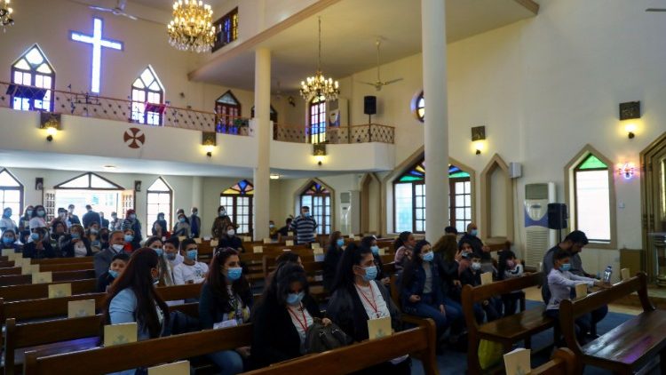 Célébration dans une église de Bagdad avant l'arrivée du Pape François, le 5 mars 2021.