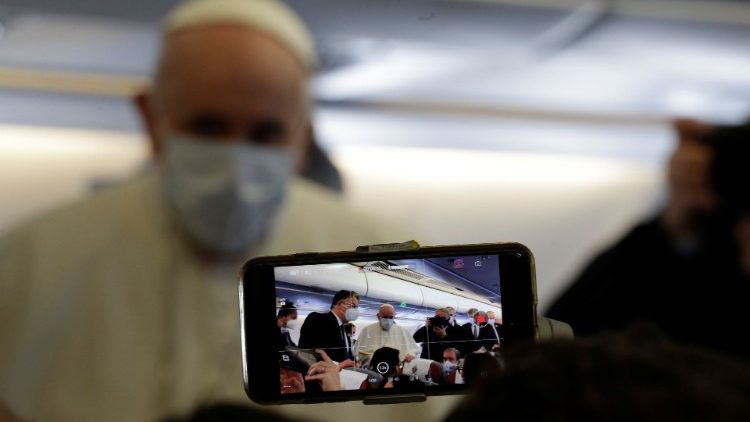 Папа Францішак падчас пералёту з Рыму ў Багдад 