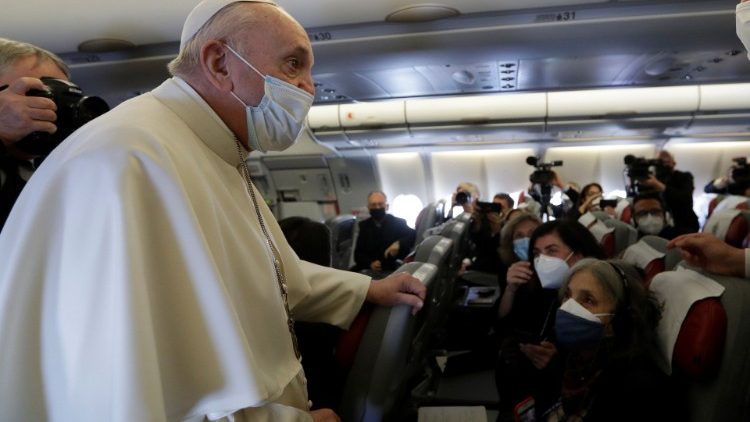 Papst Franziskus im Flieger begrüßt die mitreisenden Journalisten