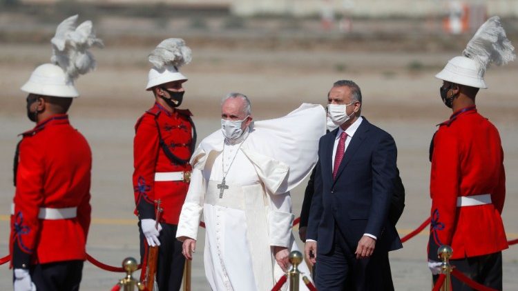 Papa Francisco com o primeiro-ministro iraquiano Al-Kadini no Aeroporto Internacional de Bagdá