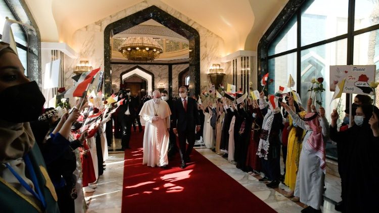 Danças, cantos e bandeiras na calorosa acolhida ao Papa no aeroporto de Bagdá