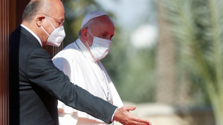 Iraks Präsident Barham Salih begrüßt Papst Franziskus