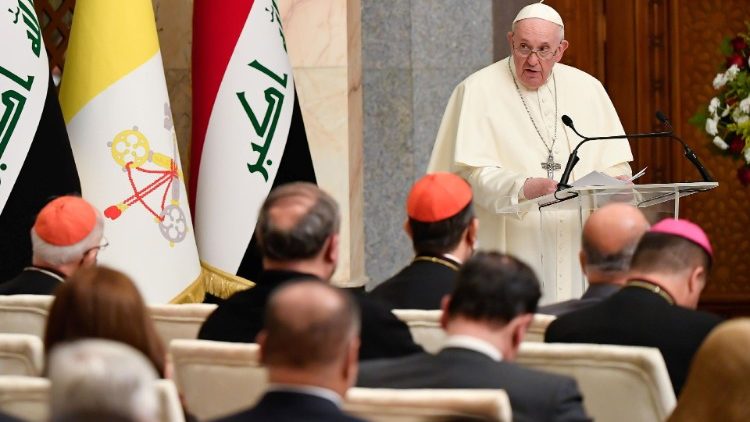 教皇フランシスコ、イラク各界要人と　2021年3月5日　バグダッド・大統領官邸ホールで